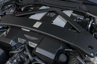 モーターアシストを介さない新開発の5.2リッターV12ターボエンジン。2500rpmという低回転域から1000N・mもの最大トルクを発生する。