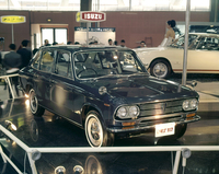 1966年秋の東京モーターショーでベールを脱いだ「いすゞ117」。ギアがデザインした「フローリアン」のプロトタイプだが、担当はジウジアーロではなく、前任者のフィリッポ・サピーノ。後方に「117クーペ」のプロトタイプ2号車が見える。