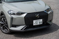 2023年の改良でフロントデザインが新しくなった。ヘッドランプから下に伸びるデイタイムランニングライトが左右各2本ずつになり、グリルのパターンも変わった。