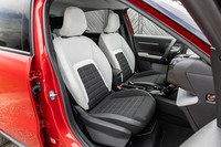 中央部にはウレタンを重ねて使うなどした「アドバンストコンフォートシート」を装備。このオシャレなカラーリングは上位グレード「マックス」でしか選べないようだ(下位グレード「ユー」のシートは真っ黒)。