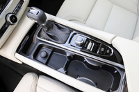 トランスミッションは、アイシン・エィ・ダブリュ製の8段ATのみ。シフトレバー周辺には、エンジンの始動スイッチやドライブモードのセレクターが配される。