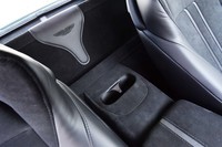 左右の座席間にカップホルダーが設けられている。