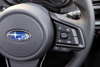 ステアリングの右スポークに備わったACCと車線維持支援システムの操作スイッチ。