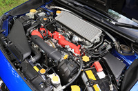 ピストン、コンロッド、クランクシャフトにまでおよぶバランス取りによって回転バランスを極めたとうたわれるEJ20型BOXERユニット。