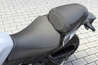 シート高は810mm。足つき性に配慮された、スリムなデザインとなっている。