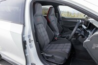 伝統のチェック柄が目を引く「GTI」専用のファブリックシート。オプションでレザーシートも用意される。