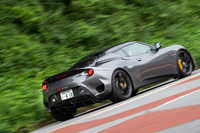 ブレーキは、前後ともにAPレーシング製の4ピストンアルミ合金製キャリパーと、2ピースクロスドリルドベンチレーテッドブレーキローターの組み合わせ。ローターの径は、前が370mm、後ろが350mmとなっている。