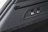 荷室の側面に配されたスイッチを押すと車高を40mm下げることが可能で、荷物を積みやすくできる。