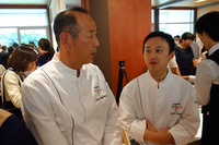 会場内では、有名レストランのシェフたちが雑談(情報交換?)する姿がいたるところで見受けられた。写真左は山形県山形市 ホテルメトロポリタン山形の渡邉 隆シェフ、右は宮城県塩釜市 レストラン シェヌーの赤間善太シェフ。