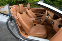 シート表皮は美しいダイヤモンドステッチ入り。フレームの部分まできちんとサドルタンでコーディネートされている。