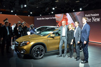 大幅改良を受けた「メルセデス・ベンツGLA」。Aピラーに手をかけているのが、独ダイムラーのディーター・ツェッチェ会長。