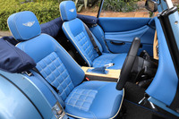 シートは運転席、助手席ともにスライドおよびリクライニング調整が可能。オプションでシートヒーターも用意される。