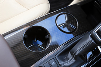 ホルダー部の底面がセンターコンソール上面とフラットになるデザインが特徴的な「昇降式フロントカップホルダー」を採用。滑らかな昇降感を徹底的に追求したという。