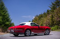 オフホワイトのカラードソフトトップ(写真)はオプション。同カラーのほか、ダークレッド、レッド、タンの計4色が設定されている。