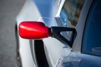 テスト車にはブレーキキャリパーやミラーキャップなど、各所に赤いアクセントカラーが用いられる「エクステリアカラーパック」が採用されていた。