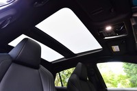 スイッチひとつで透明または障子のような半透明の状態に変化する「調光パノラマルーフ」。19万8000円のオプションとして用意される。