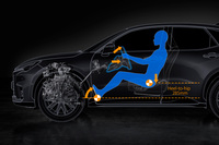 より運転に集中できるよう、ドライビングポジションも変更。着座位置は「ヤリス クロス」より15mm低められ、ステアリングホイールの角度や位置も見直された。ペダルはつり下げ式ではなく、「GA-B」採用車では唯一のオルガン式である。