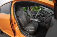 新型「メガーヌ ルノースポール」には、「R.S.」の刺しゅうが施されたヘッドレスト一体型のスポーツシートが装備される。