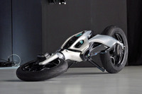 ステージ上で、伏せて出番を待つ「モトロイド:ラムダ」。