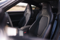 今回の改良より、クーペモデルの乗車定員を2人に変更。無償オプションで2+2のシートを用意するかたちとした。