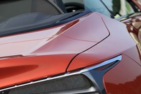 ベルトラインやリアの造形においては、空力性能とキャビンの静粛性を追求。オープントップの状態で自然な会話が楽しめるよう配慮しデザインされている。