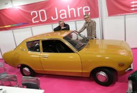 「ダットサン120Y」とともに。オーナーのウリさん(左)と、パートナーのヨルクさん。