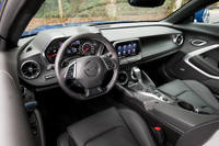 インテリアについてはデザインの変更はないが、装備の充実が図られており、「SS」では新たにフレームレスデザインのリアカメラミラーが採用された。