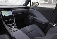 ドアのラッチを電気的にロック/アンロックする「eラッチ」を採用。ドアアームレストを握ってオープナーを親指で押し込めば、そのままドアを開けられる。