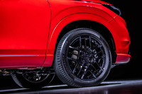 星形を基調としたスポークデザインのホイールも「モデューロX」の専用アイテム。タイヤのグリップ力を最大限に引き出すという専用チューンのサスペンションが採用されている。