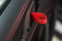 ドアノブ代わりのナイロンベルト。これも車体の軽量化につながる装備のひとつだ。