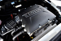 キャビン後方に横置きで搭載される、スーパーチャージャー付きの3.5リッターV6エンジン。416psの最高出力と420Nmの最大トルクを発生する。