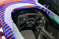 ステアリングホイールやペダルなどのコントローラーには、独ファナテックの「DDプロ」を採用している。