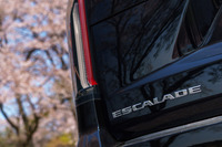 今日のキャデラックでは「CT5」や「XT4」など、“アルファベット2文字+数字”という名前のつけ方が主流となっているが、「エスカレード」だけは例外だ。一方、次世代のEV製品群を見るに、未来のキャデラックではまた新しい“命名ルール”がしかれそうな気配である。仮にエスカレードがEV化したとしても、このクルマだけは独自の流儀をずっと守っていってほしいと思う。