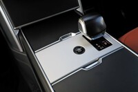 操作系は大幅にデジタル化されており、センターコンソールもスイッチ類を極力排した非常にシンプルなものとなっている。「SV」ではシフトセレクターやスタート/ストップボタンのベゼル等に、専用のセラミック素材を採用している。