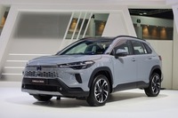 2024年2月にタイで世界初公開された改良型「カローラ クロス」。凝ったグリルは、レクサスの「スピンドルボディー」を思わせる。