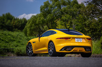 リアコンビランプは、新デザインの「LEDシケインシグネチャーライト」に変更された。「FタイプR クーペ」のボディーサイズは全長×全幅×全高=4470×1925×1315mm、ホイールベースは2620mm。