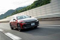 「クラウン クロスオーバーRS」の2.4リッターターボハイブリッドシステムはシステム出力349PSを発生。高速道路での走りは非常にパワフルだ。