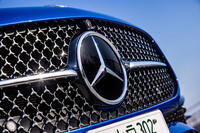 「シャークノーズ」と呼ばれる「CLEクーペ」の逆スラントフロントマスク。数々の「スリーポインテッドスター」があしらわれた、立体的な新デザインのラジエーターグリルが採用されている。