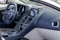 センターパネルの周囲やドアのインナーパネルに張られる、オプションのオーナメントパネル“トリム・インレイ”は、アッシュ材やカーボンなどから選ぶことができる。