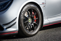 タイヤサイズは、前が215/45ZR17、後ろが265/35ZR18。「ミシュラン・パイロットスポーツ カップ2」が標準装着タイヤとして採用されている。