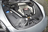 フロントフードの下に搭載される4リッターV8ツインターボエンジンは、550psと770Nmを発生。全体にカバーで覆われており、個々のパーツはほとんど見えない。