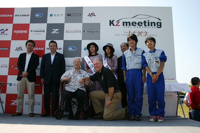 Many happy returns! Mr.K’s Centennial.「FatherがいるならMotherもいるわけで、私はいわばセールスマン、本当はZをデザイン(設計)してくれた人たちのお陰です」と謙虚に語るご本人。向かって左隣りが浜松市長の鈴木さん、右隣りがはるばるシアトルからこの日のために駆け付けたご存じBREの代表、ピーター・ブロックさん。’60年代から’70年代にかけて「510ブルーバード」や「Z」をSCCAのシリーズチャンピオンに輝かせた張本人だ。