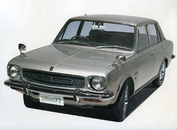 1970年11月、セダンにマイナーチェンジを実施。「ホンダ1300」はもともとフロントフェンダー前端およびボンネット前端が一体でプレスされた別パーツのため、こうした「お面の掛け替え」が容易に行えた。画像はトップモデルの「77カスタム」で、価格は 65万3000円。なお、99シリーズは廃止された。