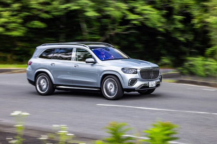 「マイバッハGLS600 4MATIC」では、エアサスの「AIRMATIC」を進化させた「E-ACTIVE BODY CONTROL」を標準装備としている。スプリングレートとダンパーの減衰力を4輪個別に制御することで、フラットな乗り心地が提供される。