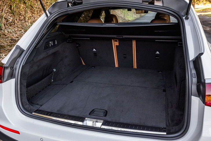 使い勝手の良いラゲッジルームが「Eクラス ステーションワゴン」の魅力。VDA方式でセダンより75リッター広い615リッターの容量を確保している。