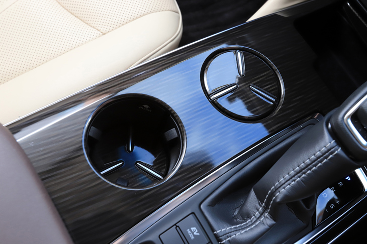 ホルダー部の底面がセンターコンソール上面とフラットになるデザインが特徴的な「昇降式フロントカップホルダー」を採用。滑らかな昇降感を徹底的に追求したという。