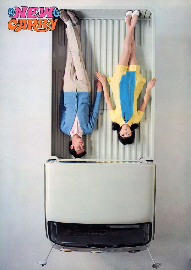 1970年にマイナーチェンジした4代目「キャリイ」のカタログより。左上の車名の書体、荷台の広さをアピールするのに貨物を積むのではなく、若いカップルが寝ころんだ表現手法に時代が表れている。