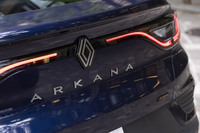 ロザンジュ(ひし形)と呼ばれるルノーのエンブレムは、2つのひし形を組み合わせた最新のデザインにアップデート。クリアレンズの面積が広がった新デザインのリアコンビランプが目を引く。