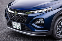 大型のフロントグリルや2段のヘッドランプ、フロントからフェンダーに続く立体的な造形などで個性を演出。ランプ類は上部に備わるのがLED式のデイタイムランニングランプ兼ポジション/ターンランプ、下部に備わるのがハイ/ロービームとなる。