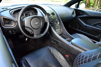 上質なレザーがふんだんに用いられた室内。インパネ上部および下部から、シート、ドアインサート、ヘッドライナーにいたるまで、色と素材の幅広い選択肢が用意されている。